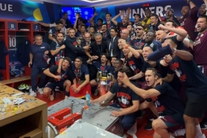 高唱凯歌！恩里克与巴黎球员更衣室内庆祝夺冠