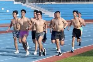 亚泰老将谭龙晒假期加练视频：坚持的意义