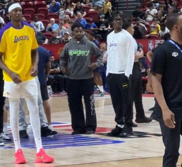 aoke-谁家小孩赛前热身布朗尼穿便装 他和克内克特等球员今天缺阵